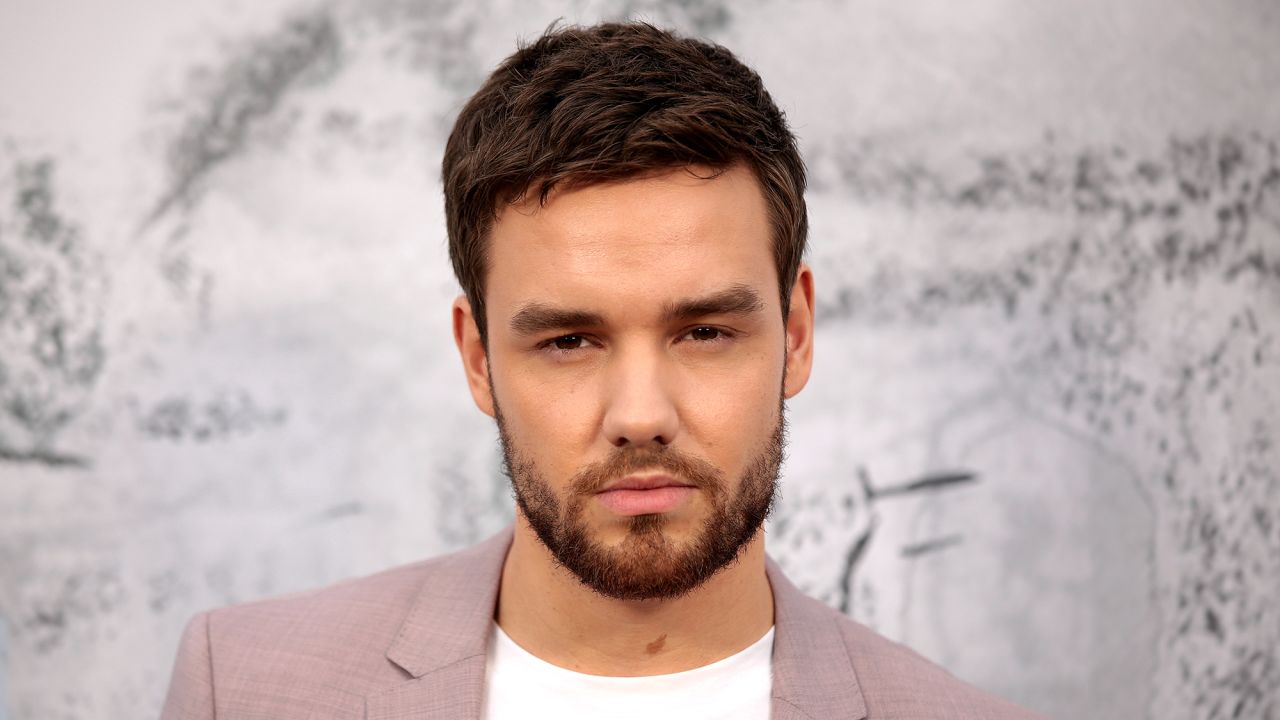 Passerby: My friend and I called the police when we saw him climbing onto the balcony but it was too late. Before jumping down, Liam Payne was holding something in his mouth and smiling while saying.CongMinh