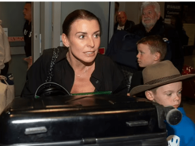 Coleen Rooney has fueled rumors of a rift with her husband Wayne after displaying a “cold” attitude at the airport with their child: “She makes more money…”