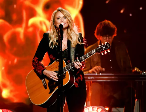 At the 2024 People’s Choice Awards, Miranda Lambert received the People’s Choice Country Icon Award. She sang “Kerosene” and “Dammit Randy,” highlighting her successful career. Despite achieving great success, Miranda has encountered notable personal obstacles. How have these experiences influenced both her professional journey and personal life? Let’s explore this remarkable story.