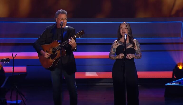 On the evening of September 13, 2022, at the famous Ryman Auditorium in Nashville, Vince Gill gave a heartfelt first performance of You Don’t Wanna Love A Man Like Me during the ACM Honors. With a simple, acoustic style, Gill infused feeling into each melody, paying tribute to his close pal Chris Stapleton — who was receiving the ACM Spirit Award. This collaboration signaled a significant moment for both artists and stood out as a memorable highlight in ACM Honors’ past.