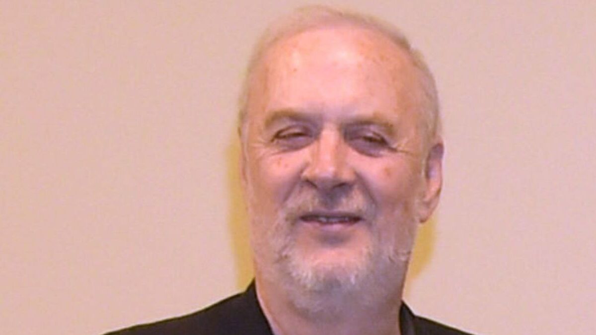 The country music world was shocked by the news of Dave Briggs’ passing at the age of 79. Briggs, known for his work with icons like Elvis Presley and Dolly Parton, was still holding onto his beloved Hammond organ in his final days. His presence as a top session musician in Nashville during the ’60s and ’70s was undeniable. Upon hearing the news, colleagues and fans expressed their sorrow, sharing touching tributes online. Dolly Parton, who referred to Briggs